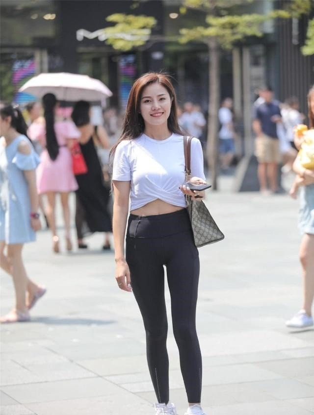 休闲 黑色瑜伽裤搭配白色休闲上衣,青春靓丽,甜美可爱!