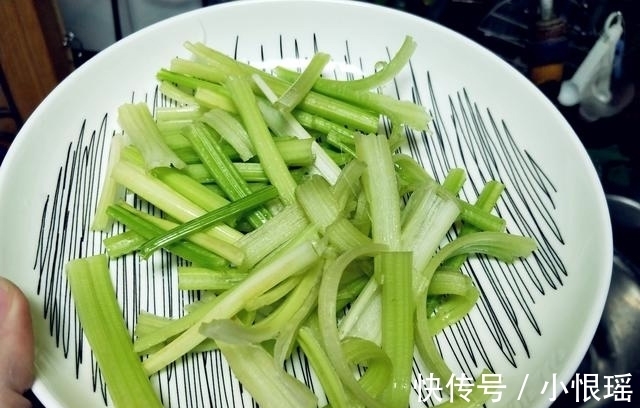 窍门|炒芹菜也有窍门，只要多一步，芹菜香嫩不变色，还很入味！