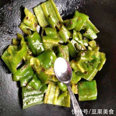 色拉油|就让这道好吃不上火的素炒青椒，温暖你这个冬天吧