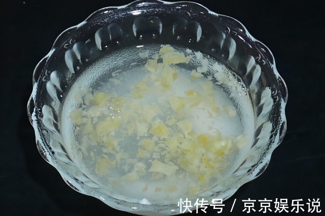 洗床单时，在洗衣机里倒一碗“水”，再脏的床单也能洗得干净如新