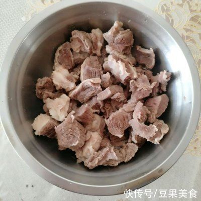 你白萝卜炖牛楠的正宗做法，简单几步，越吃越上瘾