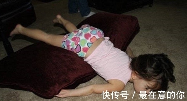 |搞笑萌宝：当宝宝困到一定地步的时候，意想不到的睡姿就出现了