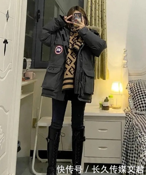 羽绒服配帆布鞋很好看,但今冬更流行搭这几双“靴子”,保暖显瘦