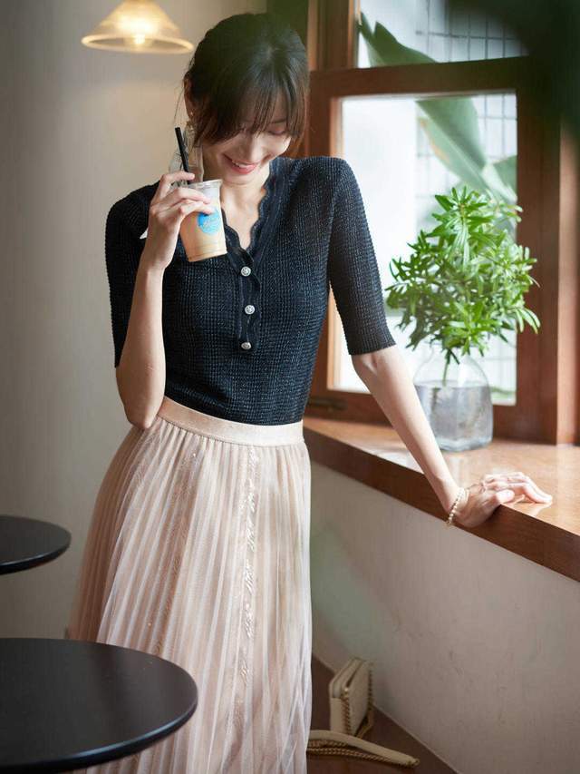 少女气质|2、30岁如何穿出高级的优雅感?衬衫配半身裙,少女气质感十足