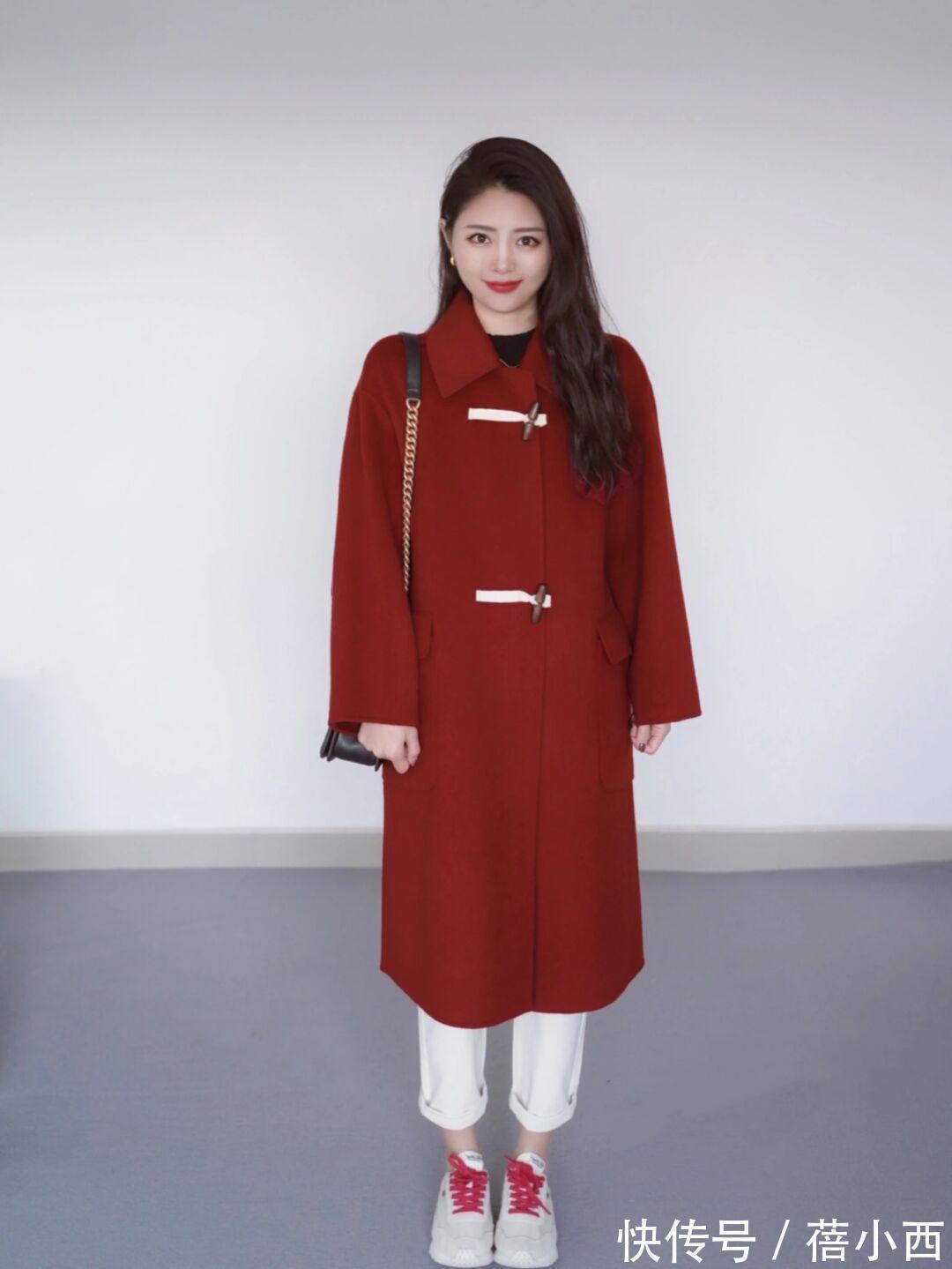 搭配 “长款大衣”才是冬季必备的搭配单品,简约时尚不花哨,还很时髦