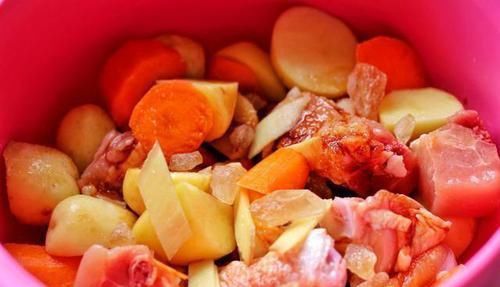 压力锅|土豆炖鸡，下锅前多加上这一步，土豆软烂不糊嘴，比鸡肉都香！