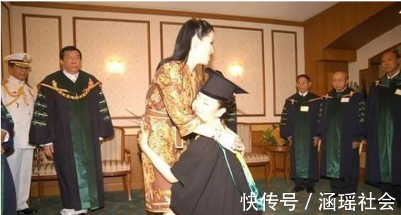 写真!泰国最美王妃被废前夕设计师跪地给她整理衣服,纵容娘家人圈钱