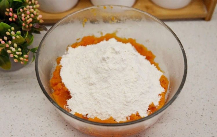 给年夜饭加道菜,“招财进宝”端上桌,寓意年年有余,财源广进