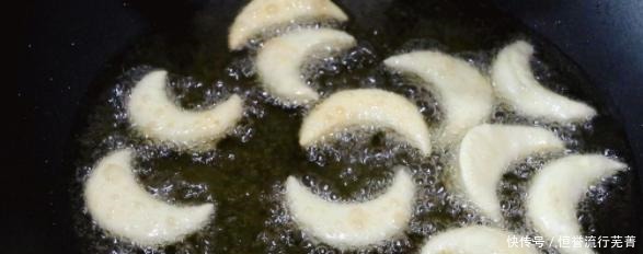 这不是水果,但有一个和水果一样的名字,皮脆,形似羊角