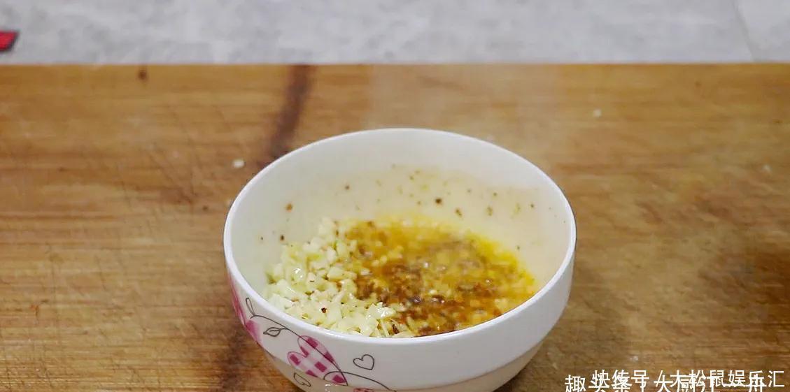 凉拌皮蛋,很多人都不会调料汁,大厨教你一招,和饭店的味道一样