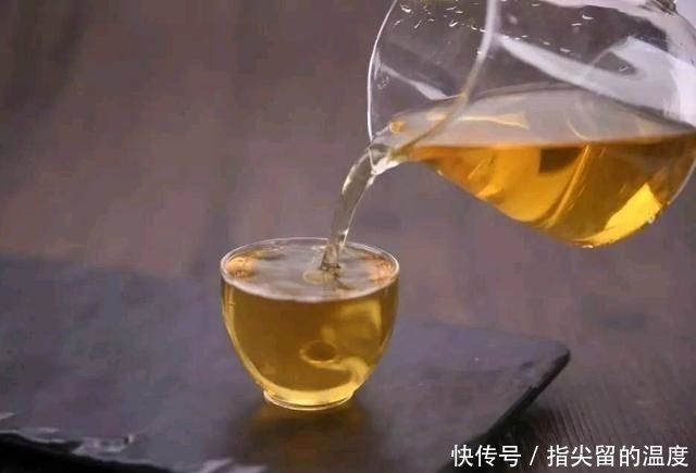 经常熬夜，肝脏“积毒”太多，这3款茶，把肝脏