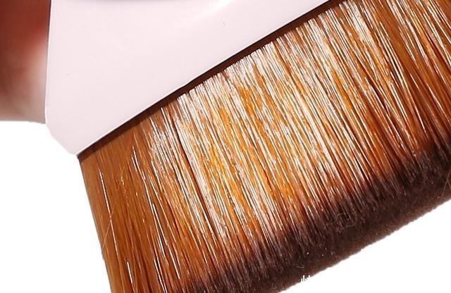 刷子 明星们丢弃“美妆蛋”改用“粉底刷”,化妆师透漏原因:太吃粉!