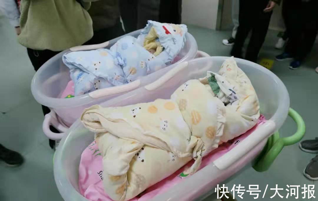双胎|三门峡首例双胎试管婴儿宝宝今日出院