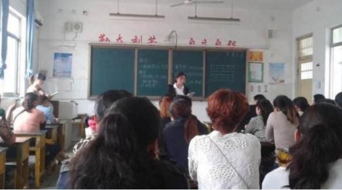 穿衣|90后辣妈给儿子开家长会,却因穿着惹争议,孩子尴尬抬不起头