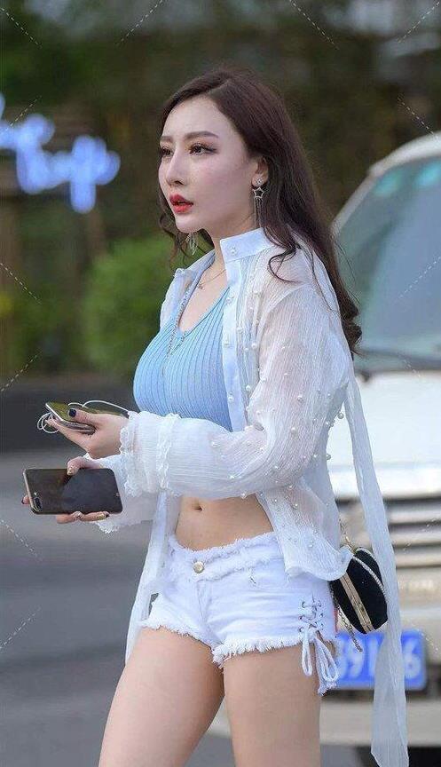 针织背心配毛边牛仔短裤,显瘦好搭档,展现优美身姿