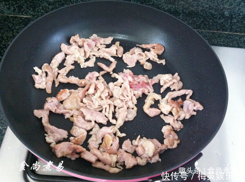 下饭|此菜三天两头就馋,简单炒一炒就出锅,香辣下饭,老妈却说热气