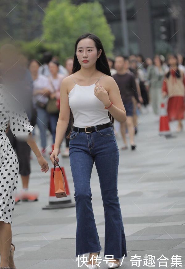 街拍吊带衣塞进喇叭裤提高腰线,微胖也能轻松彰显自己的大长腿