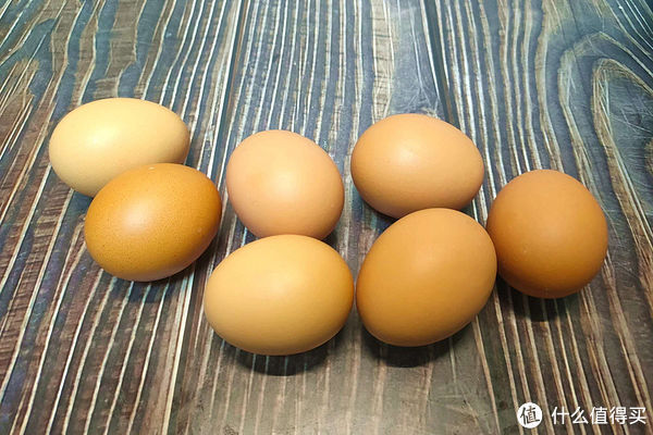 煮鸡蛋时,切记别只加清水,多加两样,蛋壳好剥,蛋黄嫩滑不发青