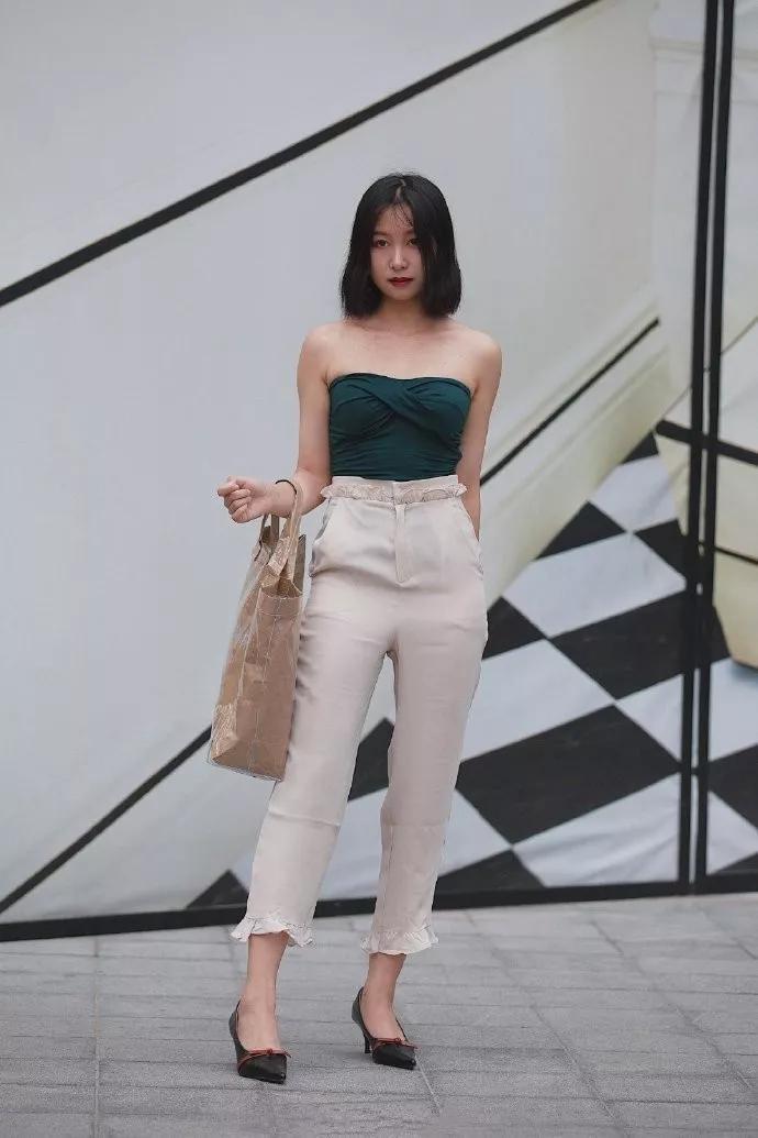 小姐姐 吊带连衣裙比较修身,不过搭配一双绑带凉鞋,非常的显气质