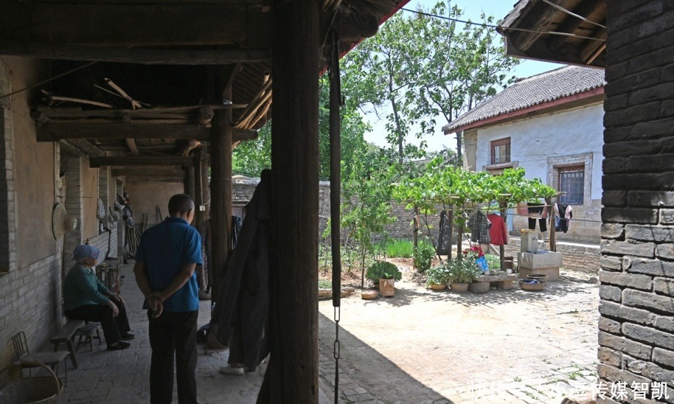 夫妇|晋南夫妇居住一百年四合院，砖雕精美曾是豪宅，住下时没掏一分钱