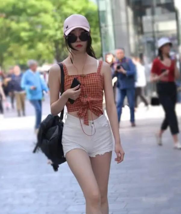 美女|街拍:芳菲妩媚的美女,黑色连衣裙外搭外套,尽显达人气质