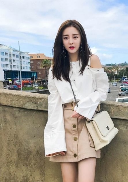 夏日|走在夏日的街头,齐肩短发的小姐姐,看上去充满着魅力