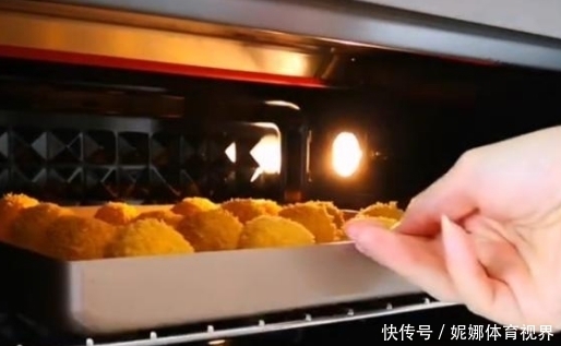 红薯|红薯“秘制新吃法”,不油炸不水煮,外酥里糯,真的是太香了!