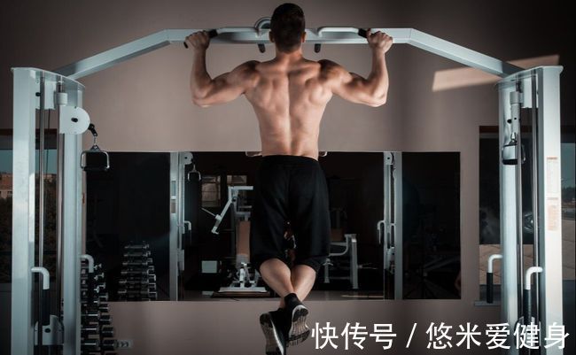 过杠|成年男人1次做多少个引体向上才算合格?