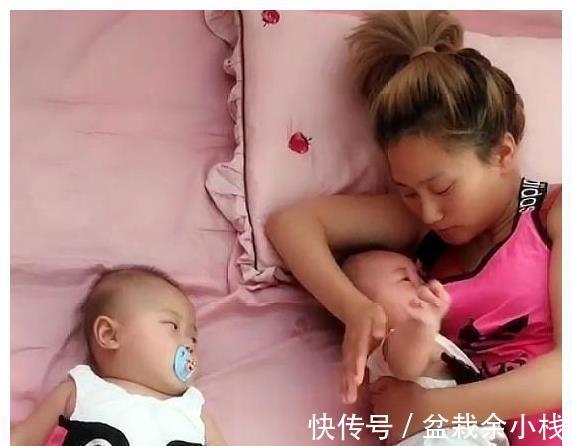 宝妈|宝妈照顾双胞胎,旁边的大宝很无助,网友:谁让你有俩弟弟?