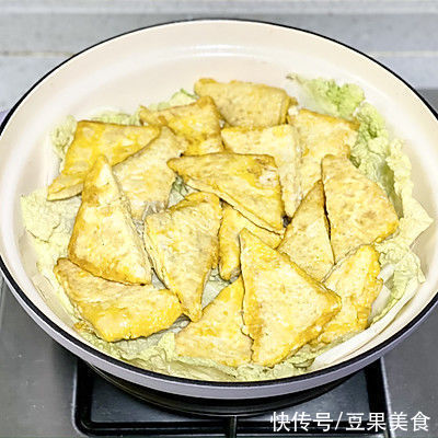 天冷了吃点热乎的，来一锅家常豆腐煲，暖心暖胃又营养