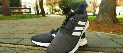 跑鞋 300元的预算,买不起耐克阿迪?不如看看这3双,有性能有颜值