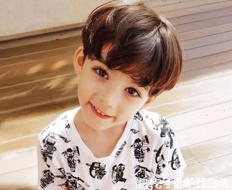 小仙女|幼儿园“最美”女孩火了,坐着不动也迷人,网友:天生就是主角脸