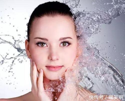 毛巾|4个错误的洗脸方法,让脸加速“变老”,前两条很多人犯