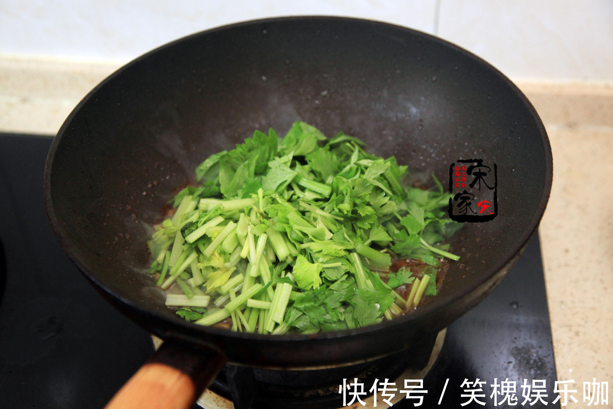西芹|香芹、西芹营养差别大，炒肉适合用哪种？选对了才好吃