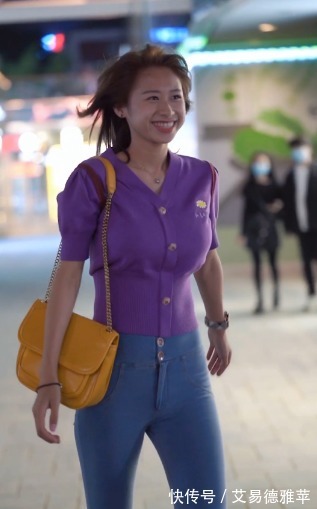 牛仔裤|街拍:紫色T恤搭配牛仔裤,简单线条也能衬托好气质,这身材绝了