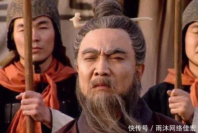 孙权|领导视察,他让士兵把盔甲扔地上砸了一个坑,领导说:给他升官!