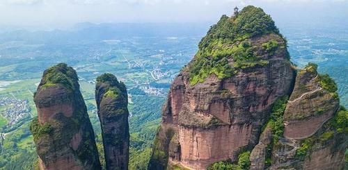 浙江一处隐藏景点，有典型丹霞地貌景观，称为中国丹霞第一奇峰