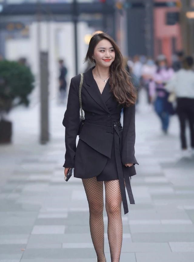 高跟鞋 穿黑色西装式的连衣裙，搭配网袜及细高跟鞋，美丽养眼又显洋气！