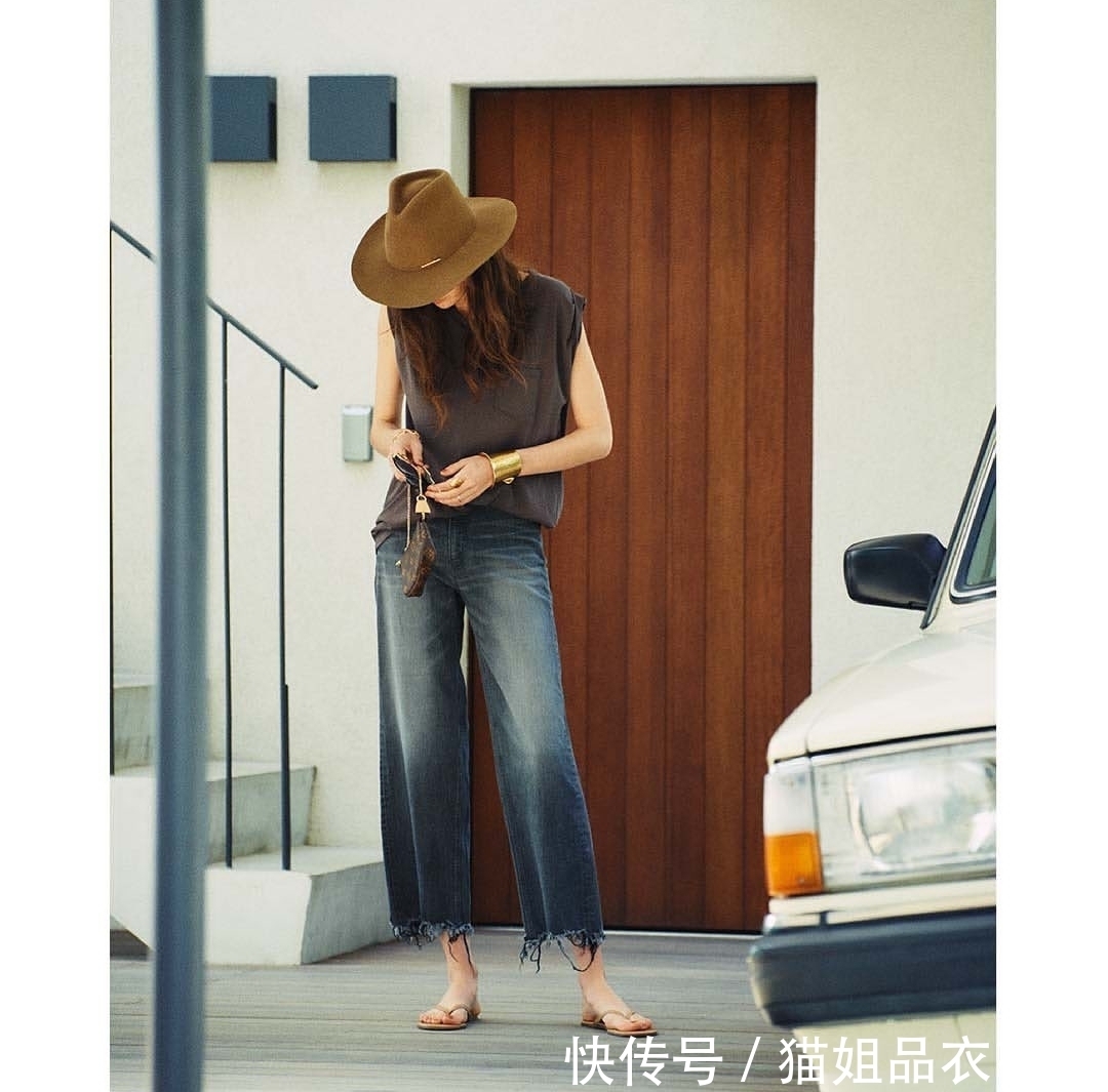 越简单越挑人，参考她的“随性极简风”搭配，全程穿凉鞋，美极了