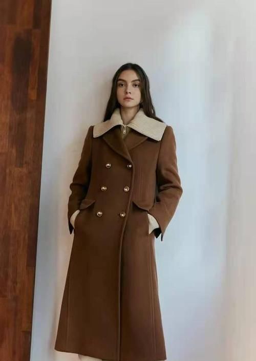 ?女人到了中年，这才是你该有的穿搭：大衣+阔腿裤，时髦又减龄