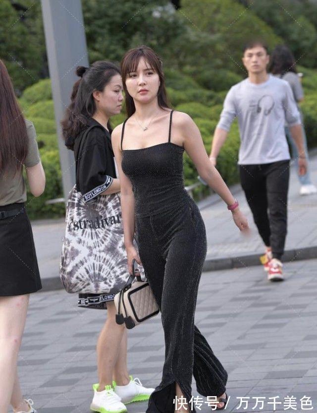 高跟鞋 美女脚上搭配一双尖头的高跟鞋,可以彰显她青春活力的风采