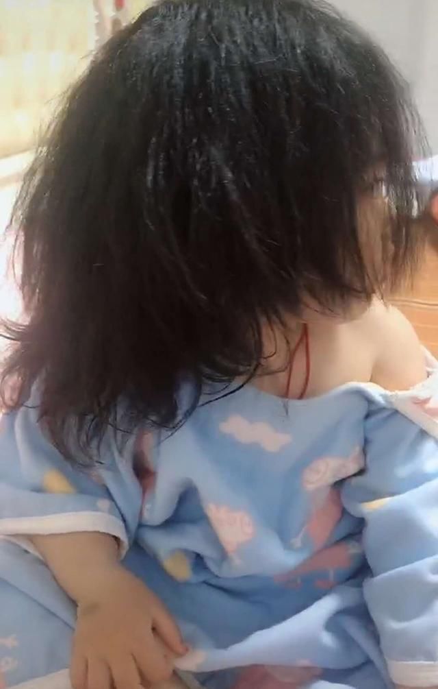 妈妈|宝宝一觉醒来，睡衣变成了“露肩装”，呆萌可爱的模样笑翻妈妈