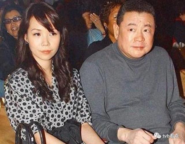 甘比长女晒奢侈品，13岁烫发美甲打扮成熟，与吕丽君女儿大不同