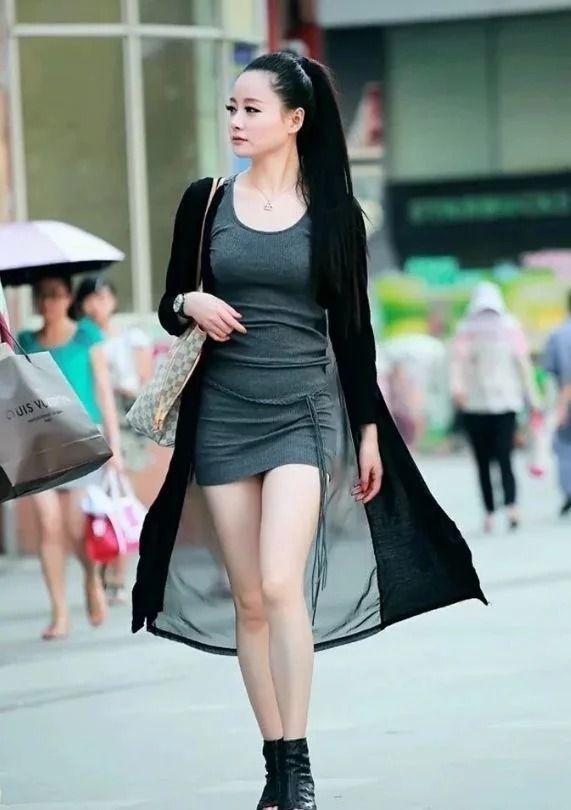 朋友|街拍:个性的阔腿裤穿搭的小姐姐,洒脱飘逸,时髦到没朋友