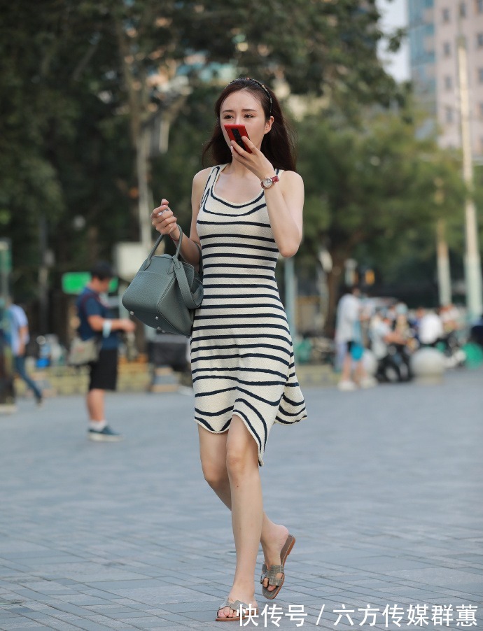 衣服|“随手”穿出门的衣服,款式简单,连搭配平底鞋都“耀眼”!