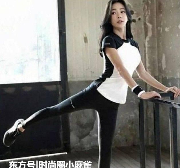 紧身打底裤|街拍:身材高挑的打底裤美女,穿着年轻,展现活力朝气!