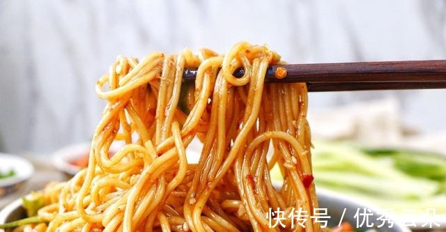 自制酸辣面比汤面香多了，酸辣开胃吃到撑，面条控赶紧来学学！