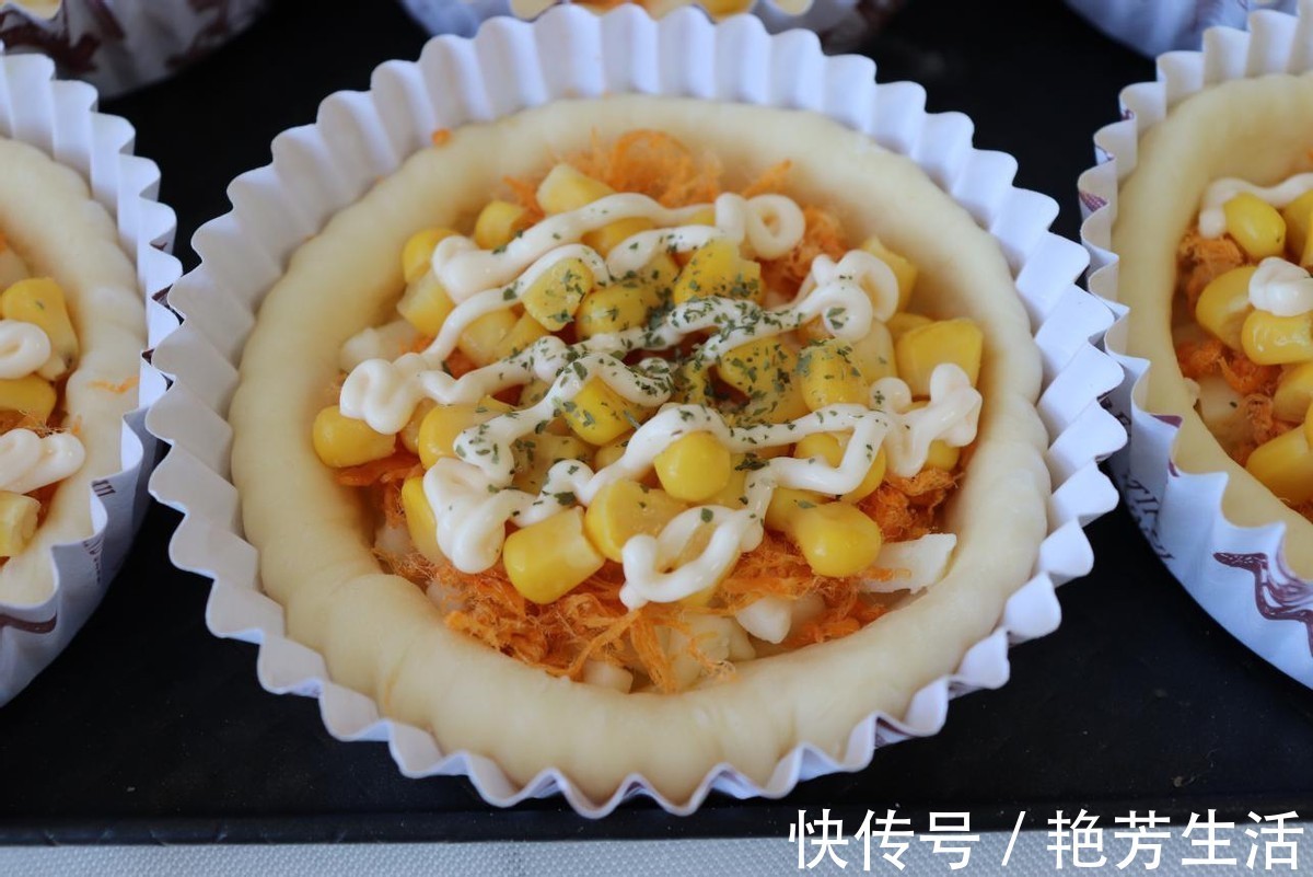 面包|轻松上手的玉米肉松小面包，配料丰富，美味健康