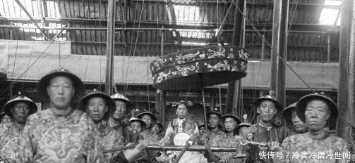 写下|慈禧身边的八大女官之一,会八种外语,用英语写下慈禧洗澡的秘密!