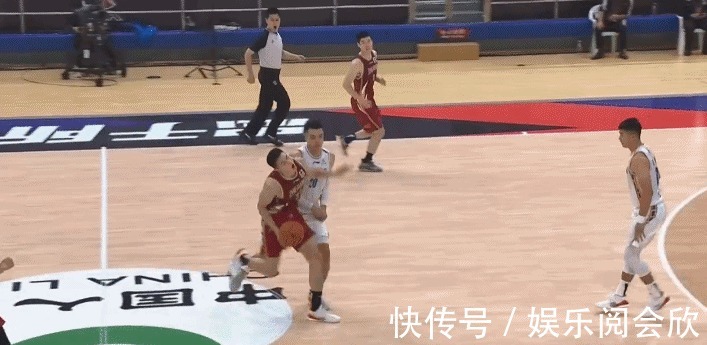朱旭航|过分了!翟晓川故意撞倒朱旭航被吹违体,8中1情绪失控?吴前不满